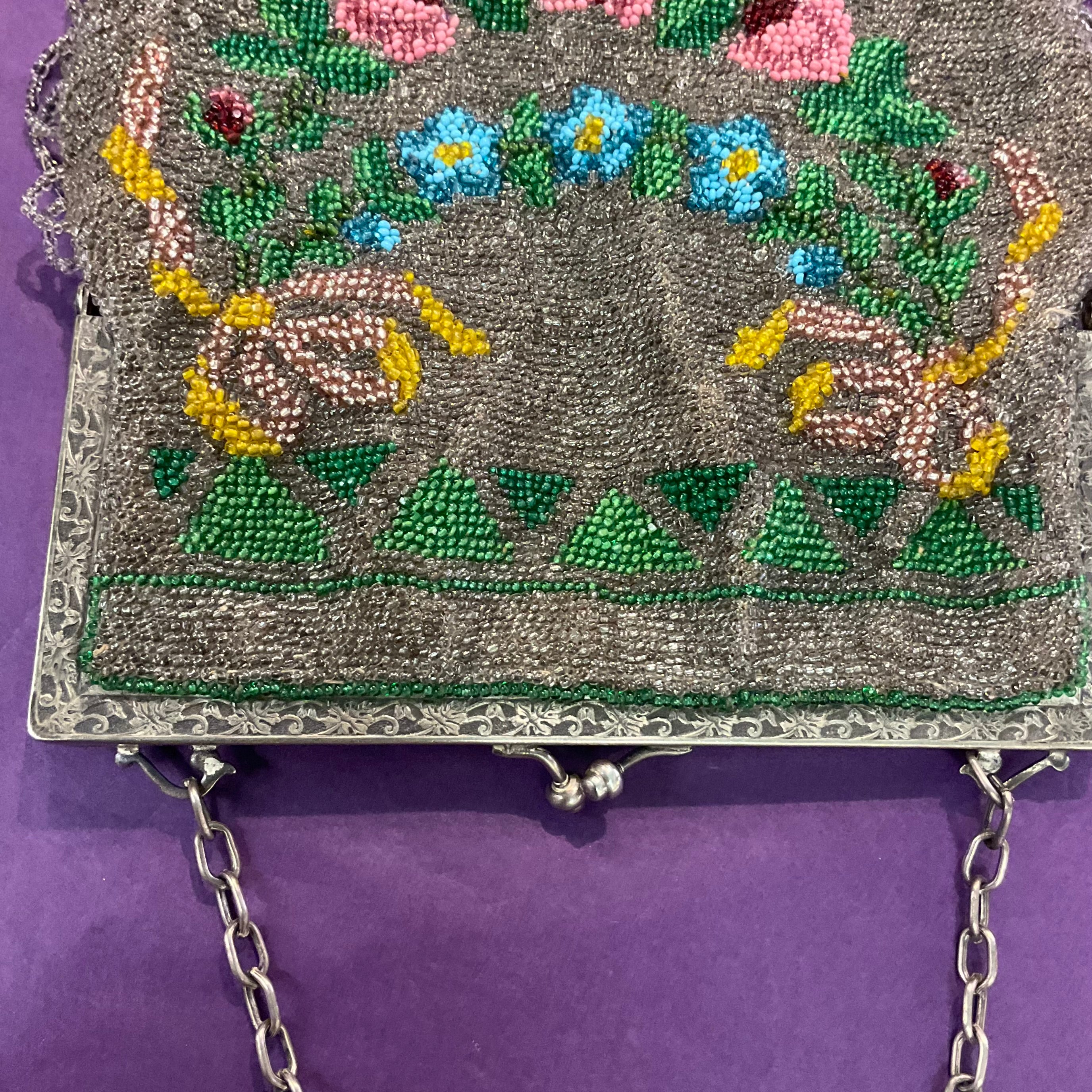 1910-20. Splendid handbag with floral 2024 pattern made of hundreds of small marbles in colored glass closure decorated in embossed metal.