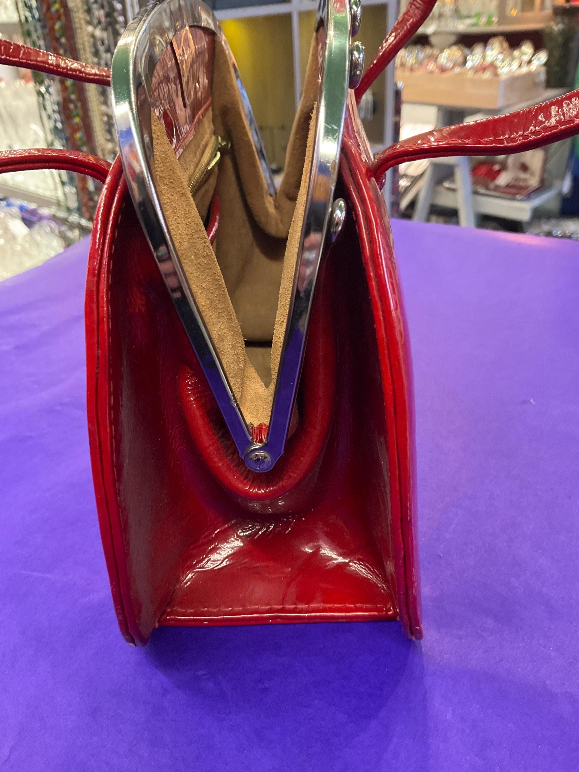 vintage 1960s/70s ACKERY red patent leather handbag.