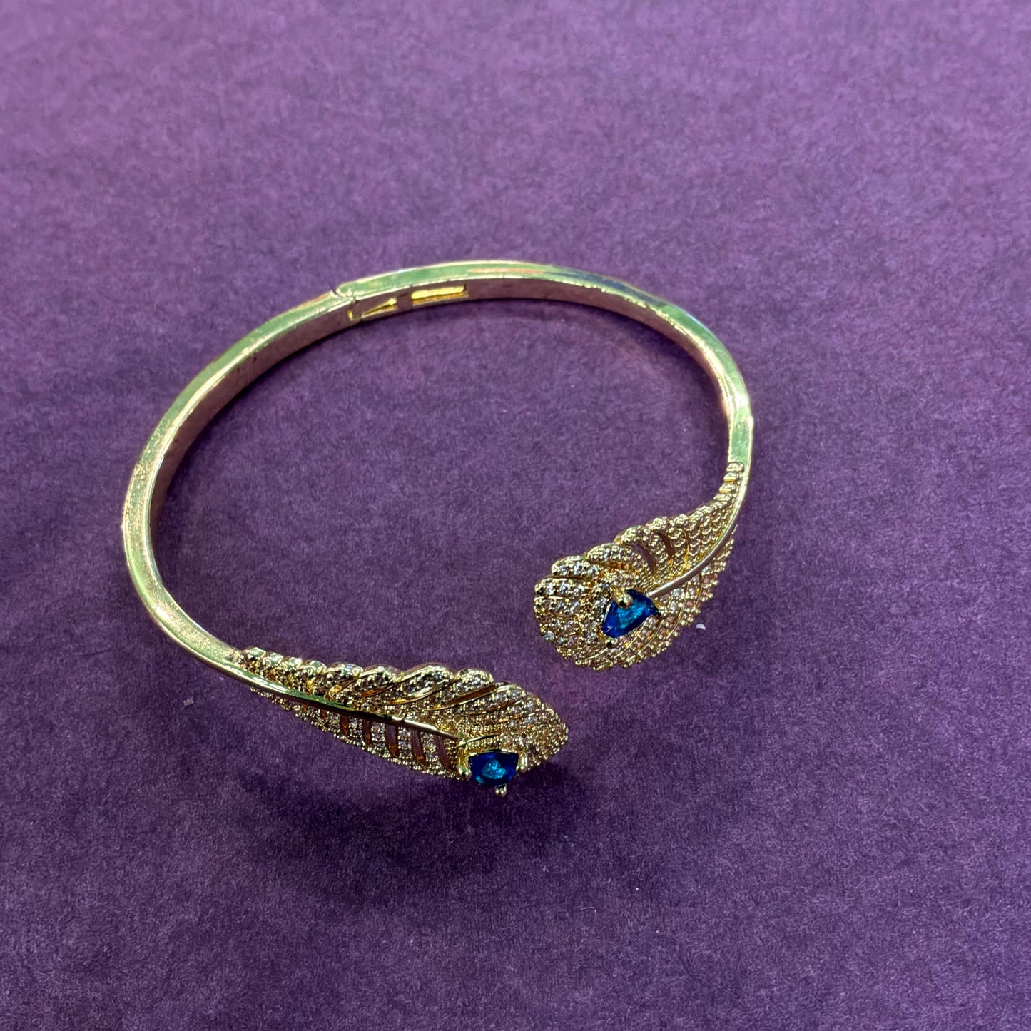 Vintage 1980s Gold Tone Peacock Feather Hinged Bangle