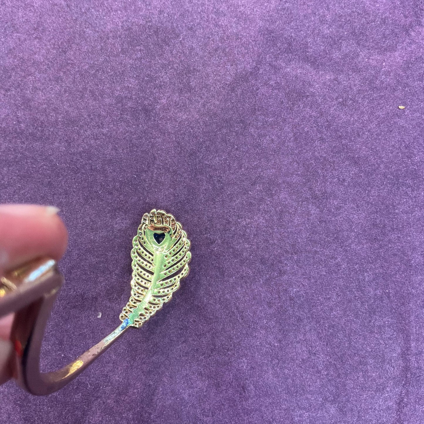 Vintage 1980s Gold Tone Peacock Feather Hinged Bangle