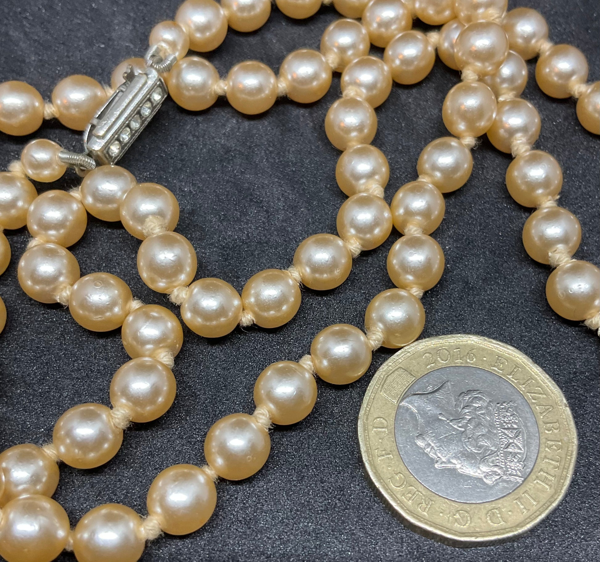 Opera 2025 pearl necklace
